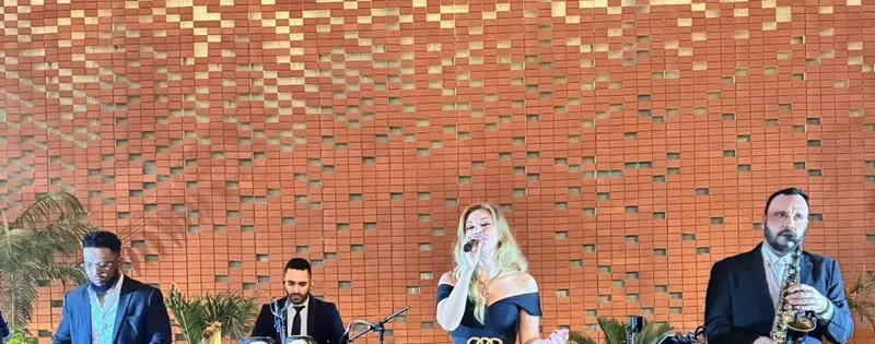 Live band in Dubai with a singer, saxophonist, keyboard player and percussionist on an outdoor stage