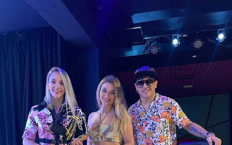 Live band trio in Dubai with a female saxophonist, a singer and a keyboard player on stage